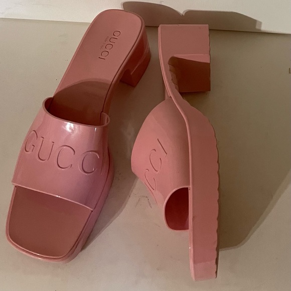 Gucci Women's Rubber slide sandal - Picture 4 of 8
